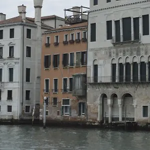 Leon Bianco On The Grand Canal ונציה